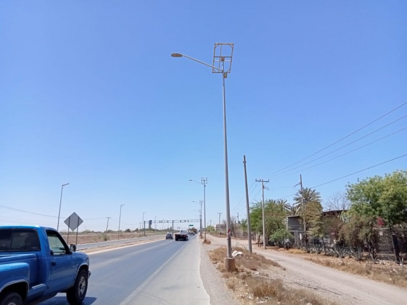 Retiran paneles de lámparas LED en la carretera internacional