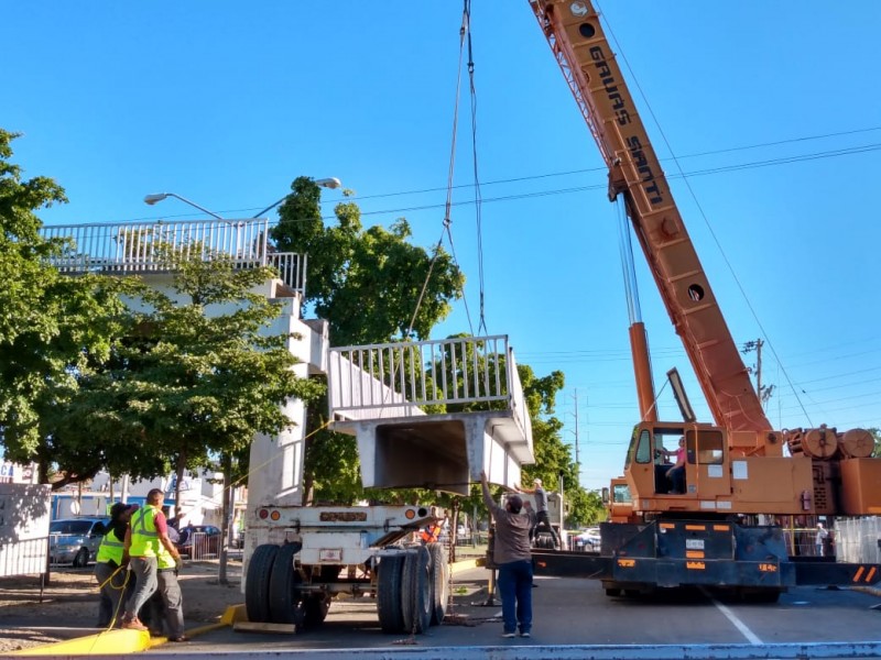 Retiran puente peatonal en bulevar Enrique Cabrera