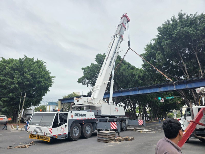 Retiran puente peatonal en Mariano Otero, hay cierres viales.