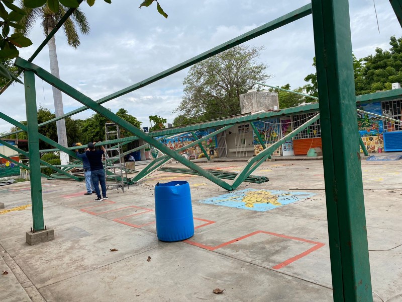 Retiran techumbre del Jardín de Niños María Montessori en Los Mochis