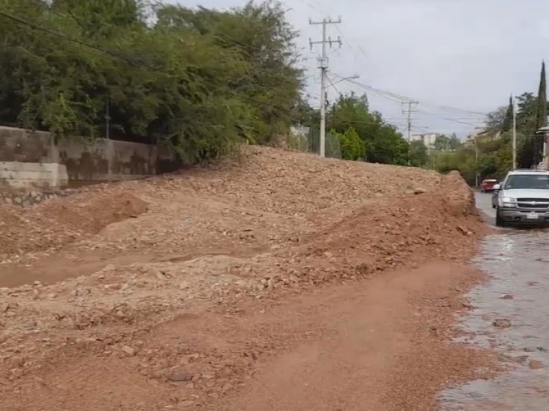 Retiran tierra y escombros arrastrados por arroyos