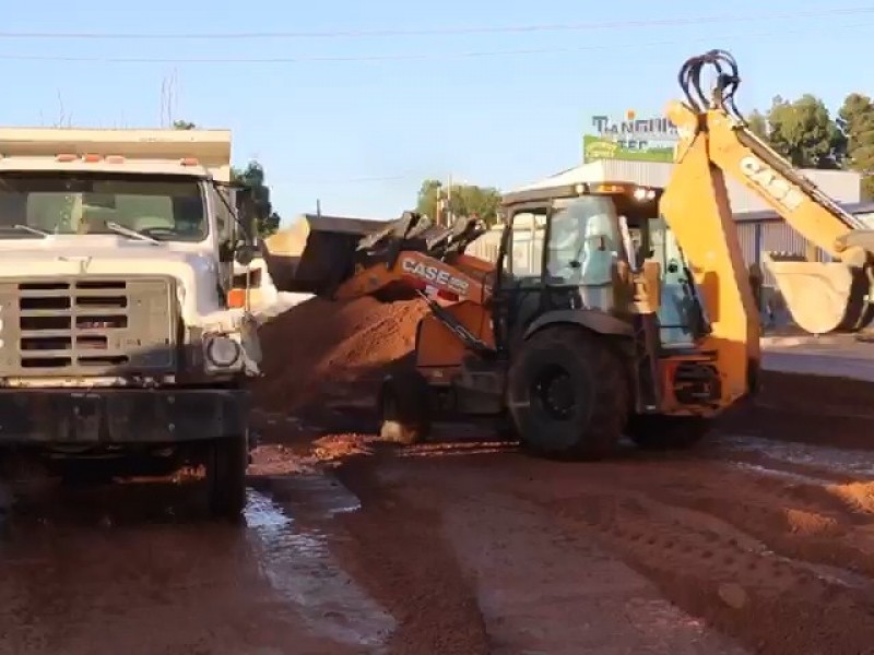 Retiran tierra y escombros dejados por lluvias