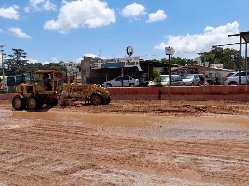 Retiran toneladas de tierra en calles por lluvias