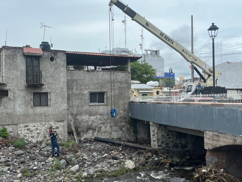 Retiran tubo que representaba riesgo de inundación en barrio La Salud