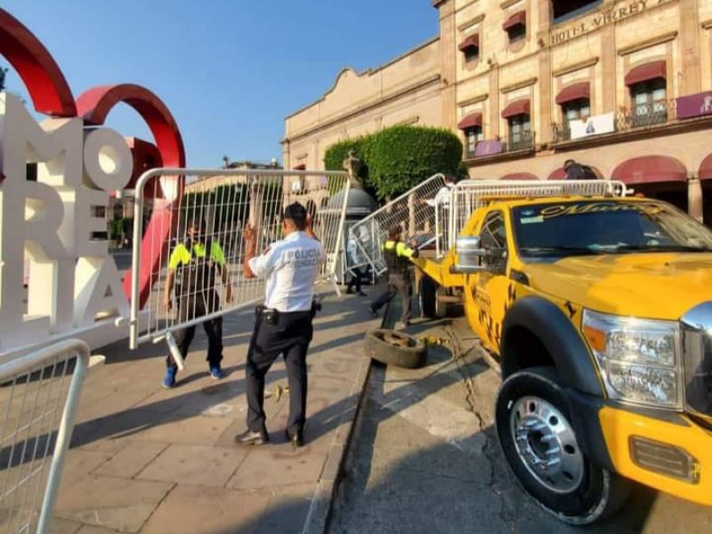 Retiran vallas de plazas públicas de Morelia