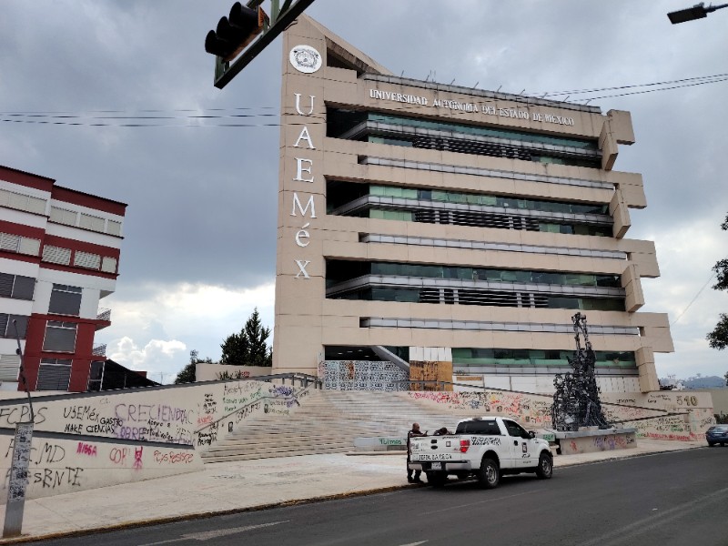 Retiran vallas del edificio administrativo de la UAEMéx tras protestas.