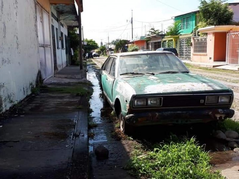Retiran vehículos abandonados en Tapachula