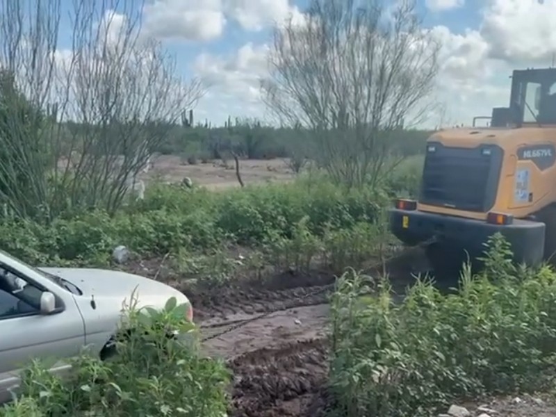 Retiran vehículos atascados en el camino a San Luis Gonzaga