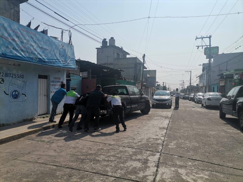Retiran vehículos en El Olmo ante obras de Lázaro Cárdenas