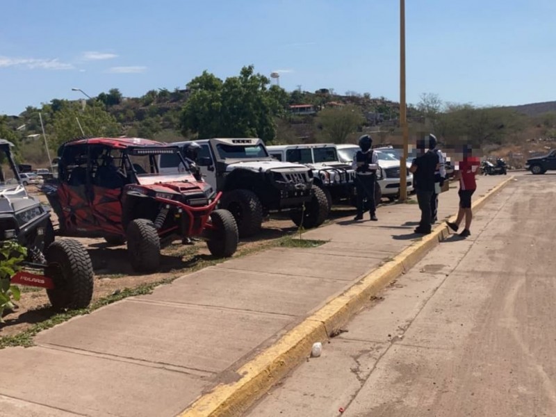 Retiran vehículos mal estacionados en boulevard Agricultores