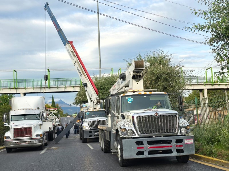 Retiraron estructuras de espectaculares en puentes Toluqueños, dejaron basura comercial