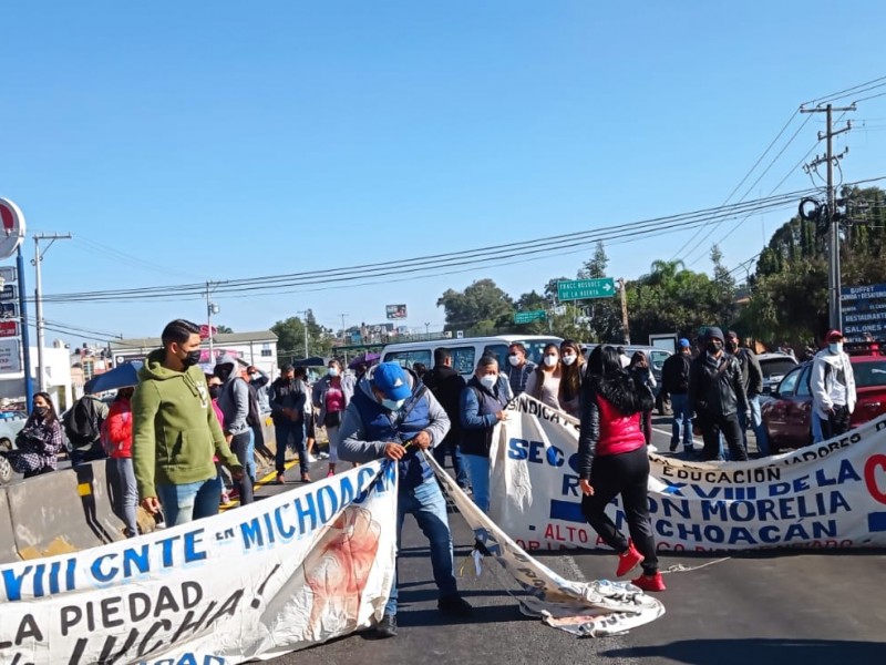 Retoma CNTE bloqueo en salida a Pátzcuaro