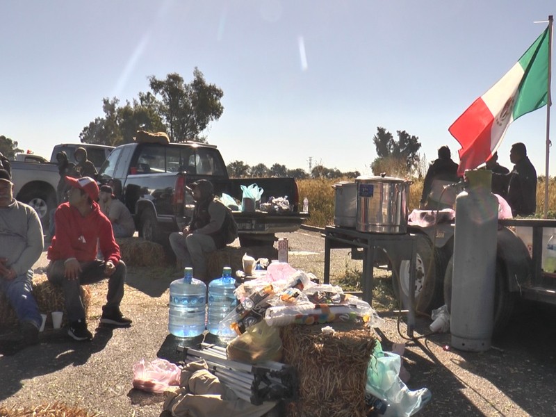 Retoman agricultores bloqueos carreteros en Guanajuato