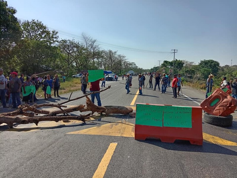 Retoman bloqueo; segundo día de protestas contra gobierno del estado