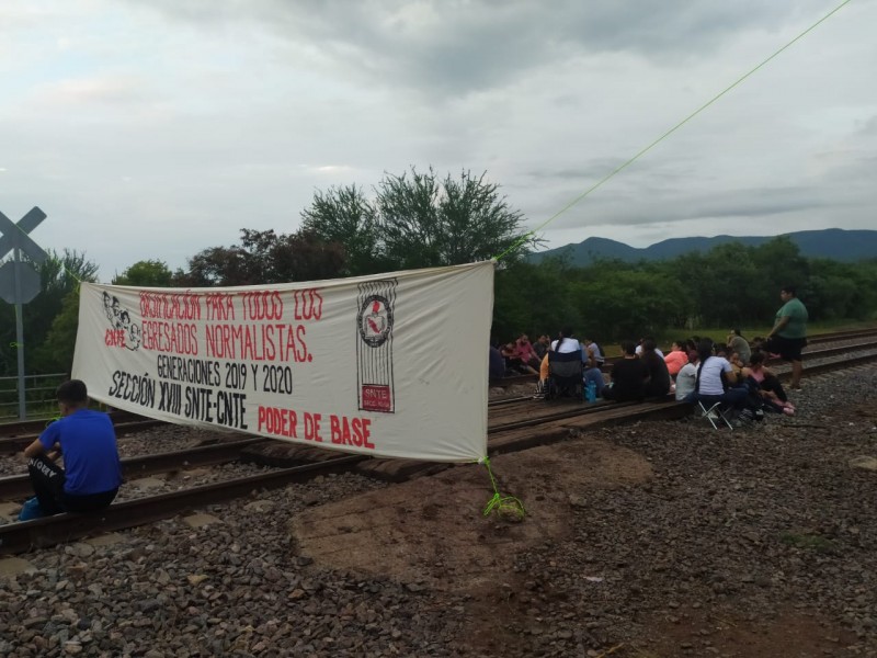 Retoman normalistas bloqueos en vías en Caltzontzin y Arteaga