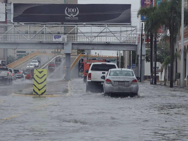 Retrasos y vehículos varados dejó la lluvia este lunes