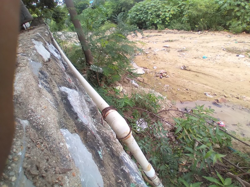 Reubicación de tuberías de agua potable en espera por reestructuramiento