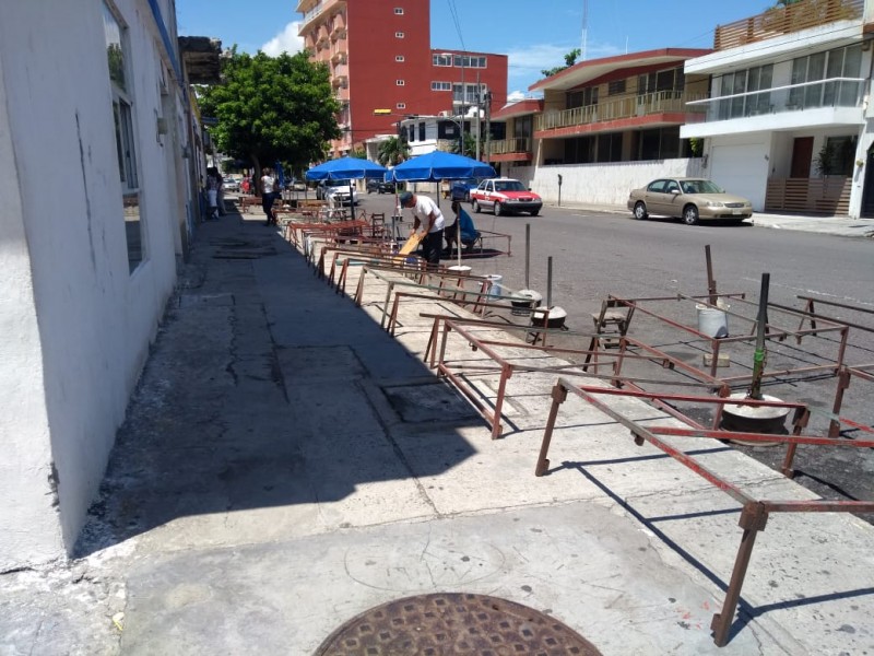 Reubican a vendedores ambulantes del malecón