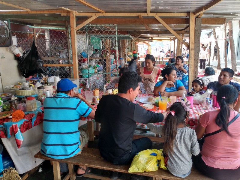 Reubican casetas de fonderas en Juchitán
