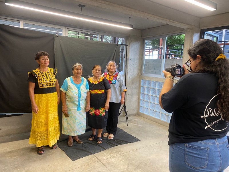 Reúnen a familias fundadoras de Salina Cruz mediante proyecto fotográfico