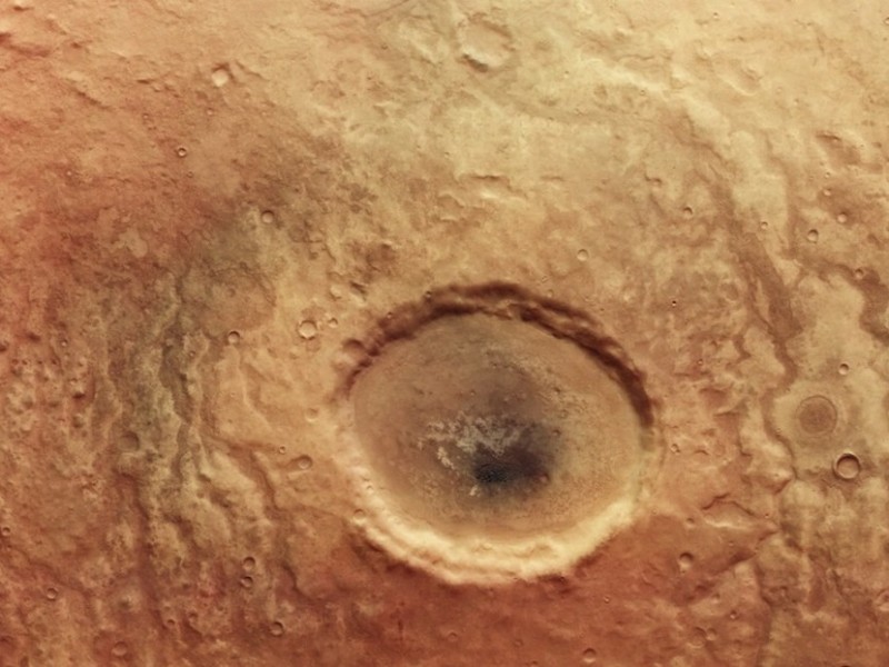 Revelan imagen de cráter marciano en forma de ojo