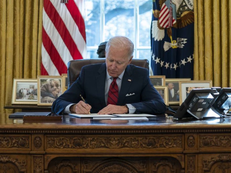 Joe Biden firma órdenes ejecutivas para reunificar a familias migrantes