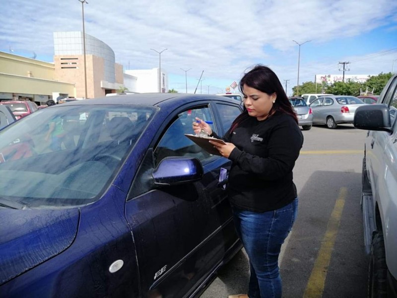 Revisan vehículos vulnerables en estacionamientos públicos