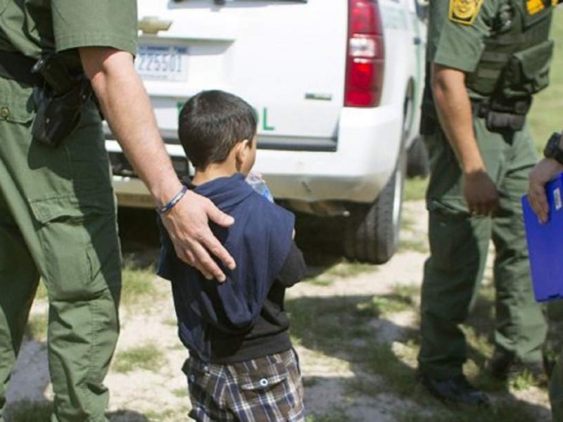 Revisión médica a niños en la frontera