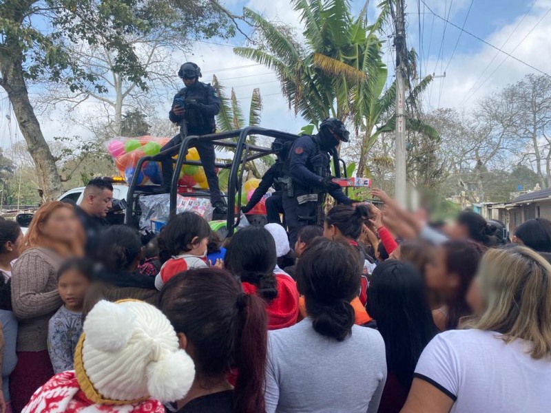 Reyes Magos-Policías entregaron regalos a pequeños veracruzanos