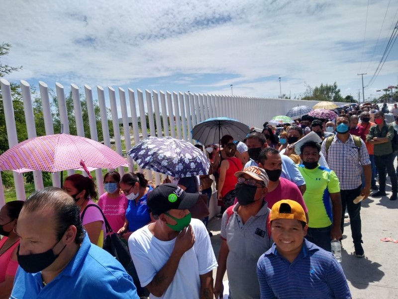 Rezagados en Torreón saturan sede de vacunación