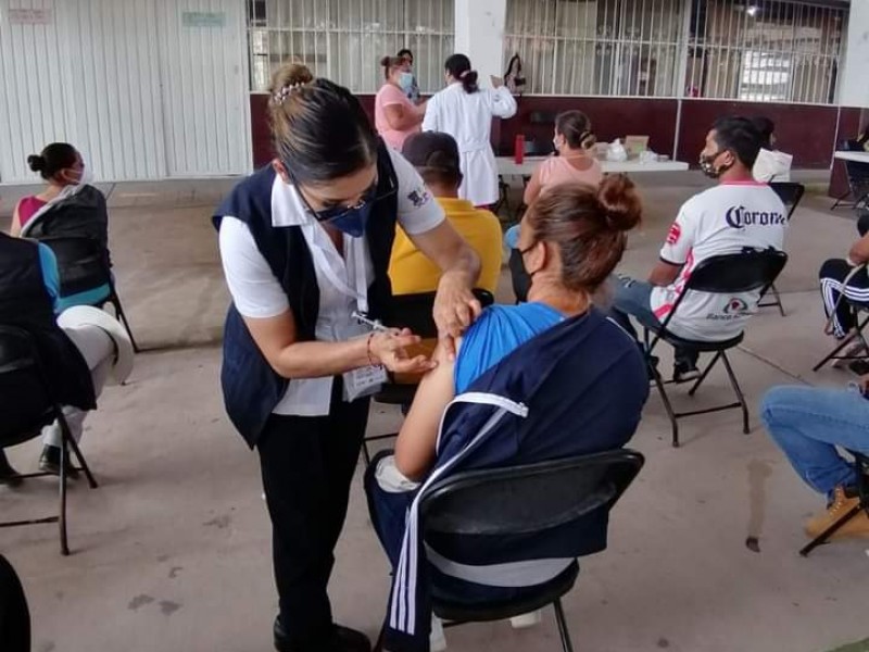 Rezagados saturan jornadas de vacunación en Zamora