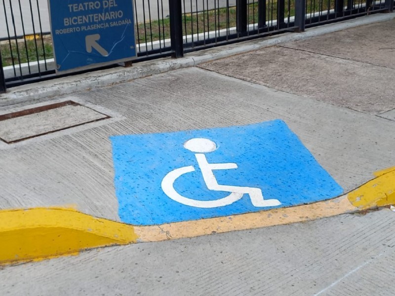 Rezago de accesibilidad urbana afecta a personas con discapacidad