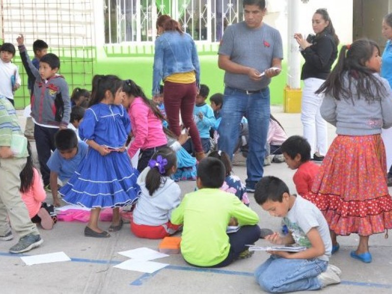 Rezago educativo limita aprendizaje desde casa en Sierra Negra