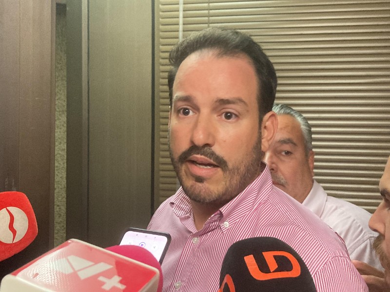 Secretario de economía es accionista del bar donde desapareció Carlos Emilio;