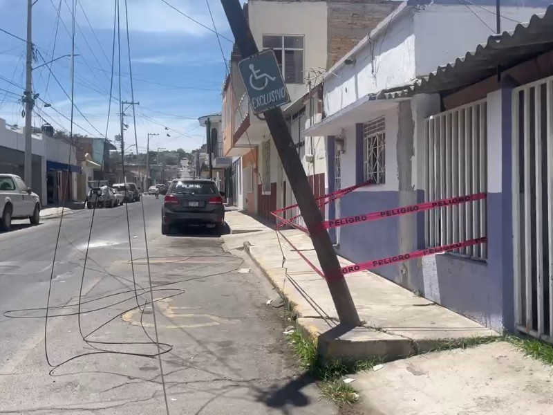 Riesgo latente, poste a punto de caer en Centro Histórico