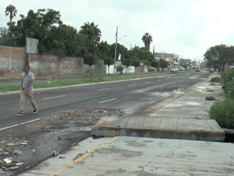 Riesgo de caída por banqueta levantada en Santa Rita