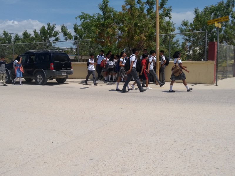 Riesgo peatonal  jóvenes en escuela de StaRosa