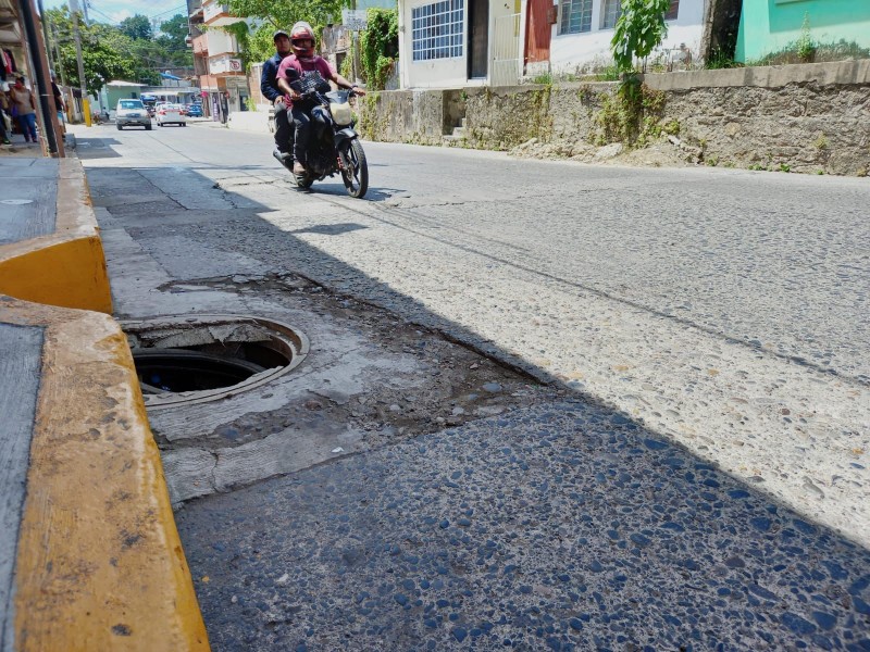 Riesgo por alcantarilla dañada en centro de Tuxpan