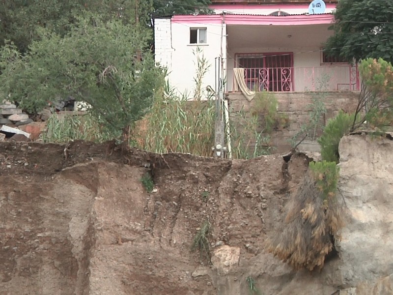 Riesgo por deslave de cerro en calle ingenieros