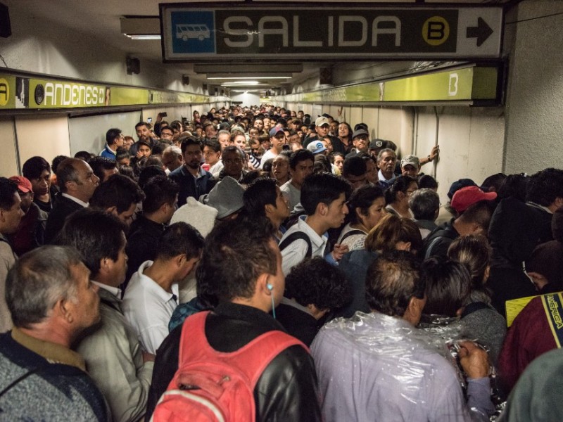 Riña en estación La Raza del Metro deja dos detenidos