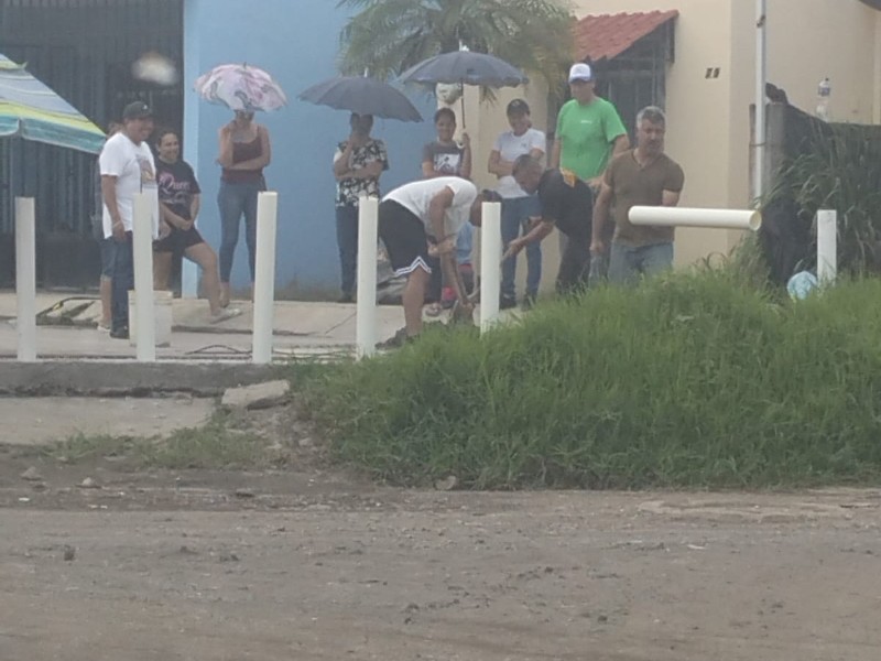 Riña entre ciudadanos que bloquean accesos entre colonias: Cuba, Aztlán y Laguna