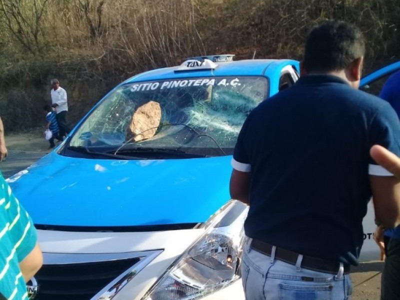 Riña entre taxistas y mototaxistas en Pinotepa Nacional