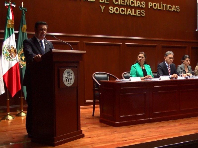 Rinde informe de actividades director de FCPyS