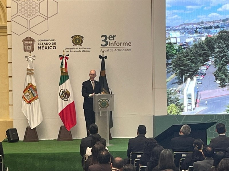 Rinde rector de la UAEMéx tercer informe de labores