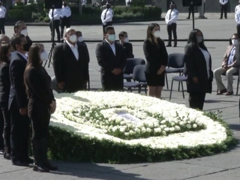 Rinden homenaje a los muertos por COVID-19 en Toluca