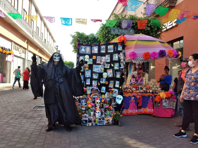 Rinden homenaje a personajes de la plaza principal