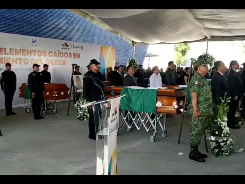 Rinden homenaje a policías emboscados en Aguililla