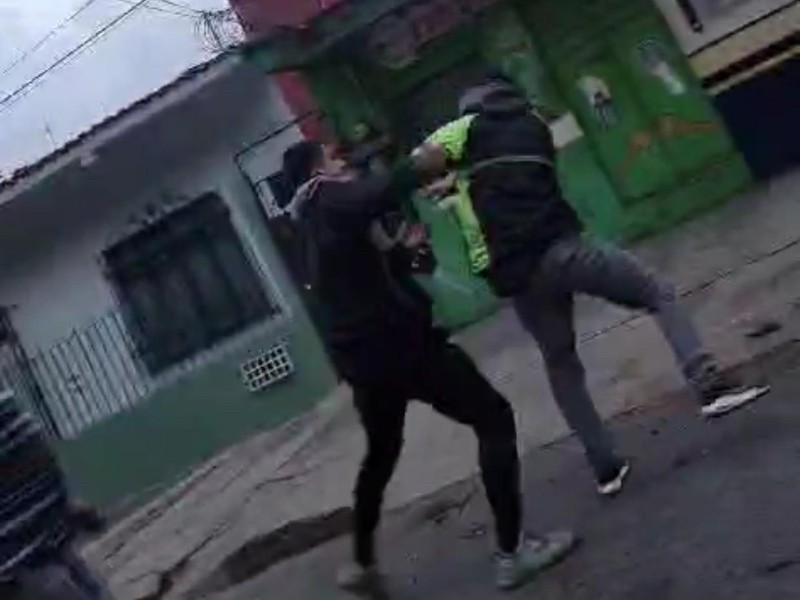 Riñen conductores en Avenida Xalapa