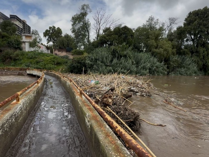 Río Atoyac pone en riesgo el puente de San Juan Bosco