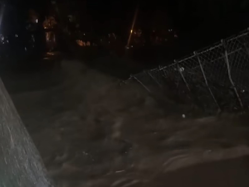Río Jalpan derriba puente colgante tras fuertes precipitaciones